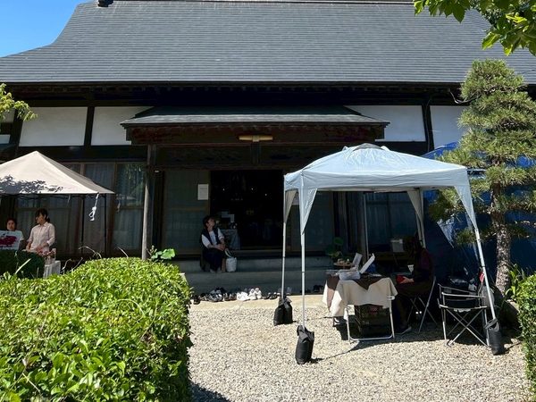 境内で開催したマルシェの様子