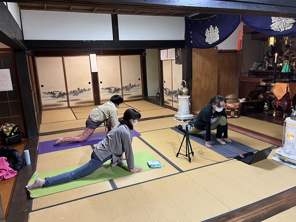 本堂での寺ヨガの様子