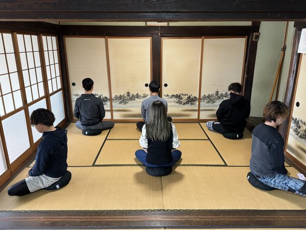 本堂での坐禅会の様子